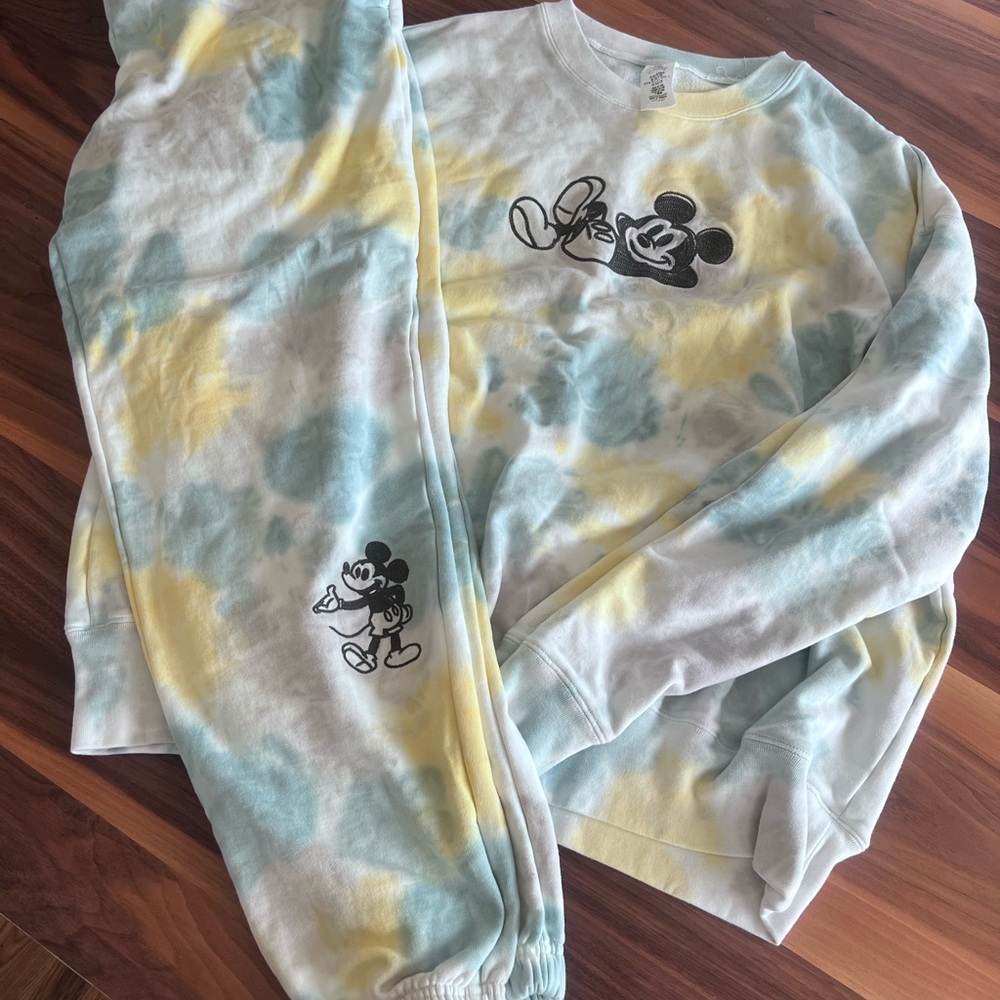 Disney Cream and White Sweatshirt